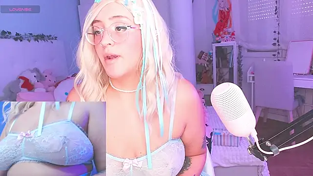 Snapshot of NaruBolita chatting on October 3, 9:06 am NaruBolita online show from October 3, 9:06 am