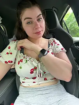 Snapshot of EllyNora chatting on June 4, 1:39 pm EllyNora online show from June 4, 1:39 pm