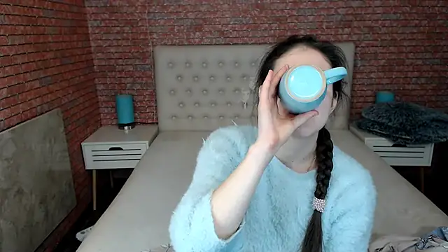 Holliy Cooper online show from February 8, 9:35 am