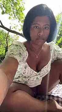 Snapshot of RoseMelanie chatting on May 5, 11:40 am RoseMelanie online show from May 5, 11:40 am