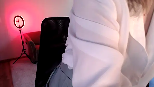 Snapshot of sophia_leurre chatting on January 25, 4:03 pm sophia leurre online show from January 25, 4:03 pm