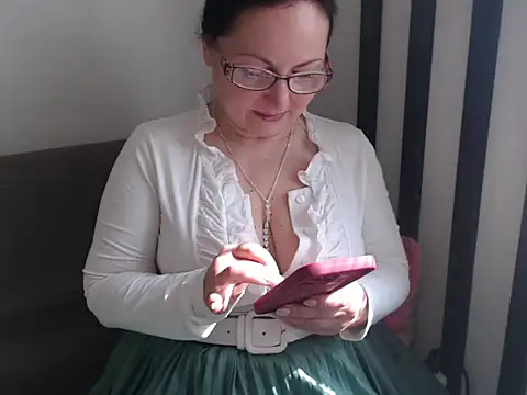 Snapshot of Alma44 chatting on May 7, 6:41 am Alma44 online show from May 7, 6:41 am