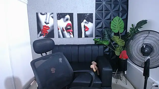 Snapshot of Valentinaa_mature chatting on June 9, 9:59 pm Valentinaa mature online show from June 9, 9:59 pm