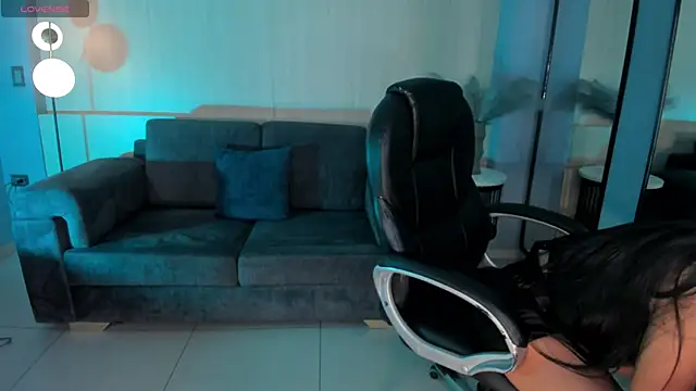 LizzHamilton   online show from March 5, 9:15 pm