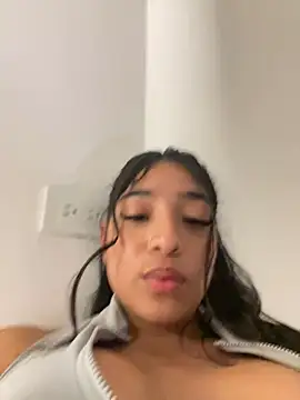 Snapshot of Bellafr chatting on January 4, 11:59 pm Bellafr online show from January 4, 11:59 pm