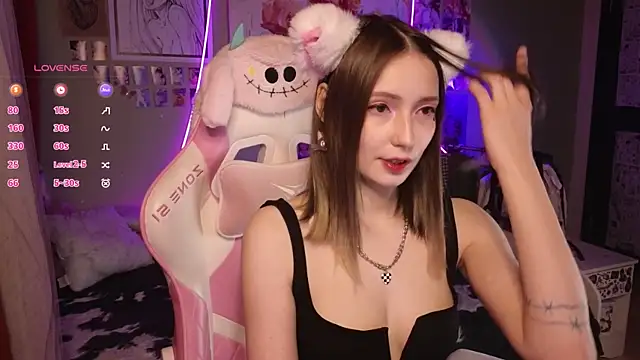 Evie Ro online show from April 4, 9:45 pm