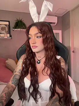 DaniDusan  online show from April 4, 9:01 pm