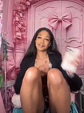 Snapshot of mismialove chatting on February 1, 7:18 am mismialove online show from February 1, 7:18 am