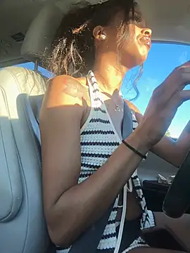 Snapshot of mismialove chatting on April 15, 1:01 am mismialove online show from April 15, 1:01 am