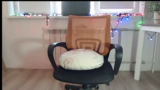 Snapshot of Cutie_peach chatting on January 17, 12:21 pm Cutie peach online show from January 17, 12:21 pm