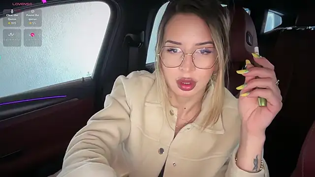 Snapshot of Livia777 chatting on April 15, 8:32 am Livia777 online show from April 15, 8:32 am